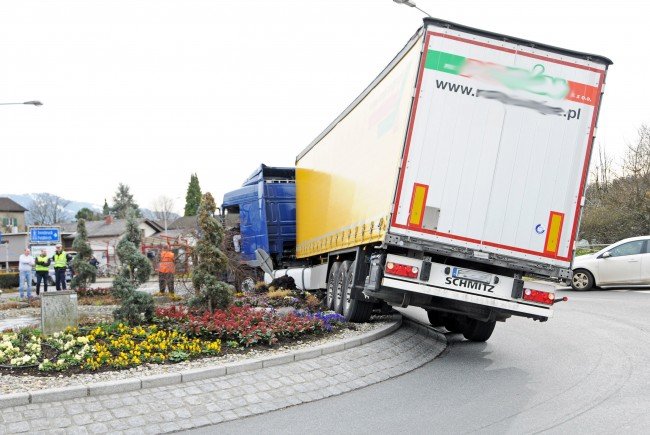 Name:  traffice circle  Lkw-Zug-auf-Kreisverkehr-Ho?chst-22-02-2016-9-650x435.jpg
Views: 3588
Size:  68.2 KB