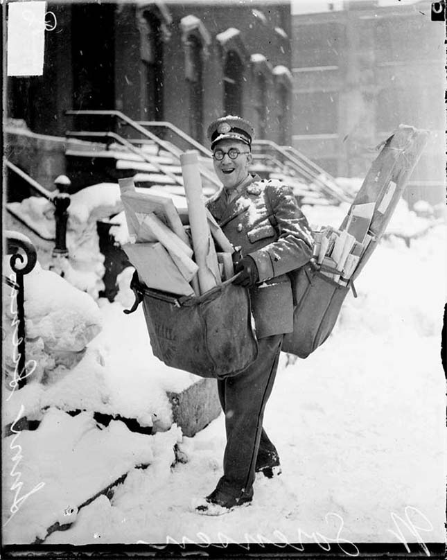 Name:  A Smiling Postman Before Christmas in Chicago (1929).jpg
Views: 1166
Size:  91.3 KB