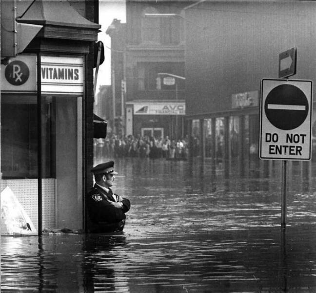 Name:  Canadian police officer guarding a pharmacy during a flood. Galt, Ontario, Canada.jpg
Views: 351
Size:  101.3 KB